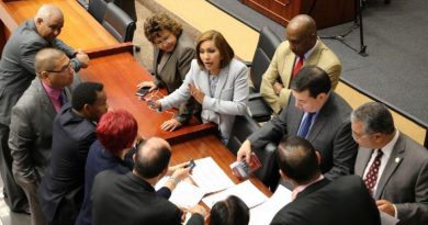 Excelente: Diputados panameños, presidente y gabinete se bajan el salario. Excelente: Diputados panameños, presidente y gabinete se bajan el salario.